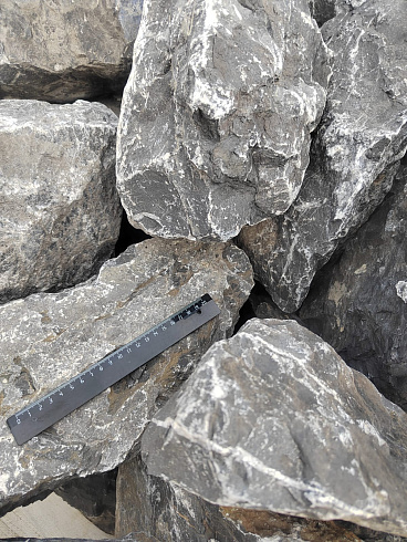 Kamenclub.ru: Черный мрамор скальник фр. 100-500 мм.  купить в Мариуполе мрамор черный белый серый крупный колотый валун ландшафтный 8500 руб/т   фото КАМЕНЬ КЛУБ