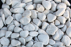 Kamenclub.ru: Щебень галтованный белый (мрамор) фр.5-10 мм.  купить в Мариуполе мрамор белый, айвори, молочный каменная мраморная декоративная ландшафтная крошка 17000 руб/т   фото КАМЕНЬ КЛУБ