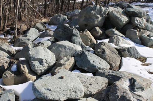 Kamenclub.ru: Гранит скальник (серо-зеленый) фр. 500-1500 мм.  купить в Мариуполе гранит мрамор  серый зеленый темно-серый глыба скальная колотая ландшафтная 7 500 руб/т   фото КАМЕНЬ КЛУБ