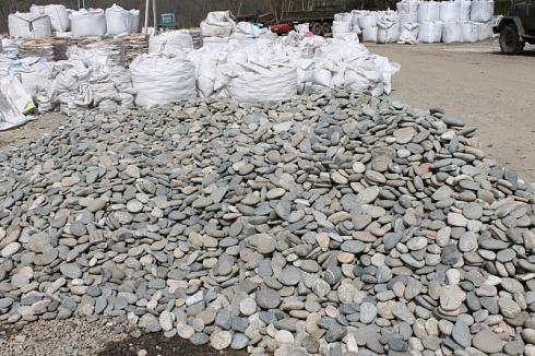 Kamenclub.ru: Галька речная плоская (серо-белая) фр. 70-120 мм. купить  в Мариуполе галька галечник речной серый, белый окатанная плоская  природная галька 9000 руб/т   фото КАМЕНЬ КЛУБ