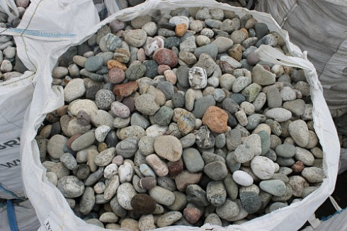 Kamenclub.ru: Галька окат (цветная картошка) фр. 50-100 мм. купить  в Мариуполе галька природная окатанная серый белый цветной синий темно-серый коричневый округлый галечник окатанный 6800 руб/т   фото КАМЕНЬ КЛУБ