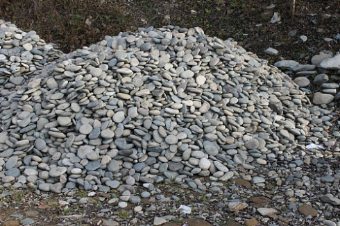 Kamenclub.ru: Галька речная плоская (ассорти) фр. 70-150 мм. купить  в Мариуполе галька галечник серый белый темно-серый синий светло-серый плоская природная галька  9000 руб/т   фото КАМЕНЬ КЛУБ