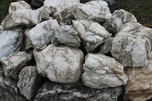 Kamenclub.ru: Мраморизированный известняк фр. 100-500 мм.  купить в Мариуполе известняк серый белый темно-серый сероватый валун природного образования окатанный 10500 руб/т   фото КАМЕНЬ КЛУБ