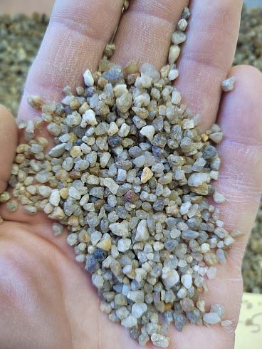 Кварцевый песок для площадок фр. 2-5 мм.  купить в Мариуполе фото Камень Клуб