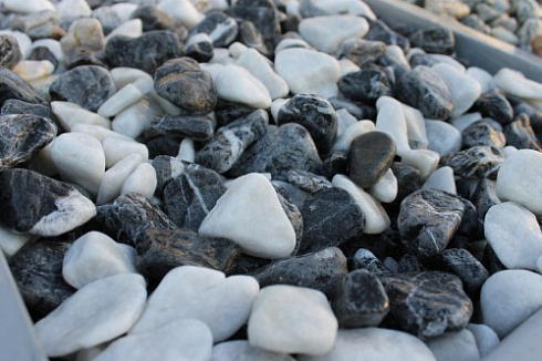 Kamenclub.ru: Мраморная крошка (щебень галтованный микс:: белый-черный) фр.20-40 мм  купить в Мариуполе мрамор белый, черный мраморный галтованный щебень 15500 руб/т   фото КАМЕНЬ КЛУБ