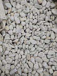 Kamenclub.ru: Мраморная крошка (щебень галтованный белый) фр.40-70 мм.  купить в Мариуполе мрамор белый молочный айвори окатанный округлый природный камень 17000 руб/т   фото КАМЕНЬ КЛУБ