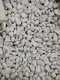 Kamenclub.ru: Мраморная крошка (щебень галтованный белый) фр.40-70 мм.  купить в Мариуполе мрамор белый молочный айвори окатанный округлый природный камень 17000 руб/т   фото КАМЕНЬ КЛУБ