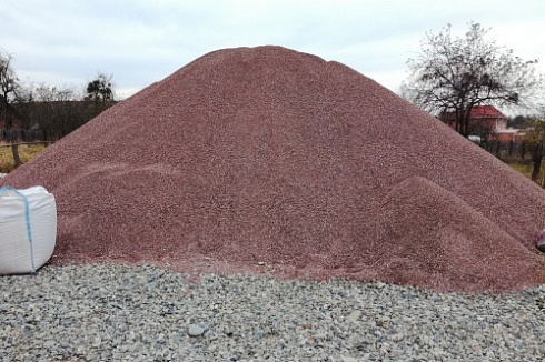 Kamenclub.ru: Мраморная крошка (щебень крошка розовый) фр. 5-10 мм.  купить в Мариуполе мрамор розовый, красный щебень колотый ландшафтный декоративный  11000 руб/т   фото КАМЕНЬ КЛУБ