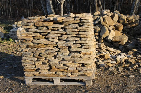 Kamenclub.ru: Песчаник колотый для облицовки (фр. 2-3 см)  купить в Мариуполе песчаник бежевый серый рыжий песчаник строительный 5000 руб/т   фото КАМЕНЬ КЛУБ