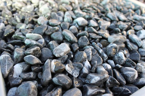 Kamenclub.ru: Щебень галтованный черный (мрамор) фр.10-20 мм.  купить в Мариуполе мрамор черный с белыми прожилками, черный, белый окатанный округлый ландшафтный декоративный щебень 15000 руб/т   фото КАМЕНЬ КЛУБ