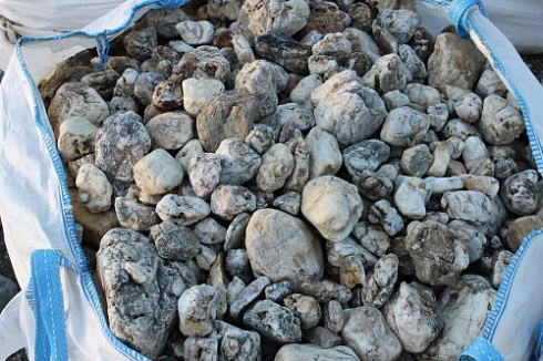 Kamenclub.ru: Кварцевый валунчик фр.100-300 мм.  купить в Мариуполе кварц белый, бежевый молочный рыжий крупный природный камень галечник 7850 руб/т   фото КАМЕНЬ КЛУБ