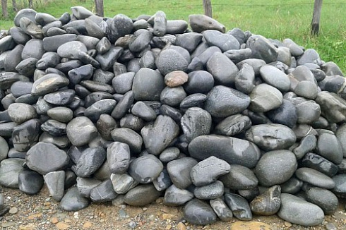 Kamenclub.ru: Темно-серый валунчик фр.100-300 мм.  купить в Мариуполе крупный природный камень серый, темно-серый, светло-серый речная галька большого размера окатанная 4500 руб/т   фото КАМЕНЬ КЛУБ