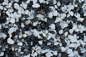 Kamenclub.ru: Мраморная крошка (щебень крошка микс : черный-белый) фр. 10-20 мм.  купить в Мариуполе мрамор белый, черный каменная декоративная крошка ландшафтная 12000 руб/т   фото КАМЕНЬ КЛУБ