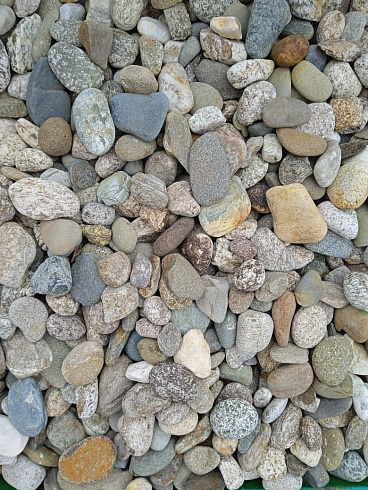 Kamenclub.ru: Галька горная речная окат (цветная) фр. 20-40 мм. купить  в Мариуполе галька речная серый синий бежевый белый окатанная речная галька ландшафтная 6800 руб/т   фото КАМЕНЬ КЛУБ