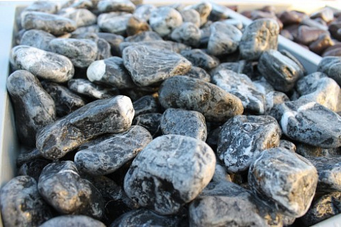 Kamenclub.ru: Щебень галтованный черный (мрамор) фр. 50-100 мм.  купить в Мариуполе мрамор черный с белыми прожилками щебень ландшафтный мраморный 15000 руб/т   фото КАМЕНЬ КЛУБ