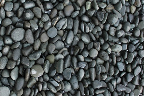 Kamenclub.ru: Галька речная окат (темно-серая) фр. 70-150 мм. купить  в Мариуполе галька речная темно-серая, синяя, серая речная галька округлая  8000 руб/т   фото КАМЕНЬ КЛУБ