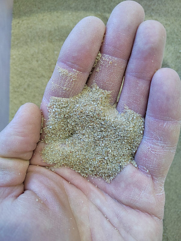 Кварцевый песок для площадок фр. 0,16-0,63 мм.  купить в Мариуполе фото Камень Клуб