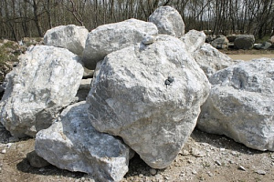 Kamenclub.ru: Мраморизированный известняк фр.500-1500 мм.  купить в Мариуполе    10000 руб/т   фото КАМЕНЬ КЛУБ