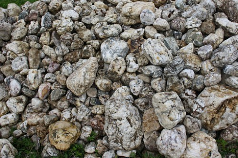 Kamenclub.ru: Кварцевый валунчик фр.100-300 мм.  купить в Мариуполе кварц белый, бежевый молочный рыжий крупный природный камень галечник 7850 руб/т   фото КАМЕНЬ КЛУБ