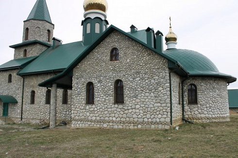 Kamenclub.ru: Галька речная плоская (бело-серая) фр. 100-200-300 мм. купить  в Мариуполе галька речная плоская серый, белый, бело-серый, серо-белый речная галька плоская  9000 руб/т   фото КАМЕНЬ КЛУБ