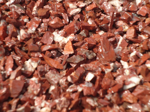 Kamenclub.ru: Щебень крошка красный (ЯШМА) фр. 20-40 мм.  купить в Мариуполе яшма красный, бордовый декоративный ландшафтный щебень 9000 руб/т   фото КАМЕНЬ КЛУБ