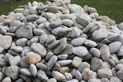 Kamenclub.ru: Бело-серый валунчик фр.100-300 мм.  купить в Мариуполе крупный камень для ландшафта серый, белый бело-серый валун крупная галька 4500 руб/т   фото КАМЕНЬ КЛУБ