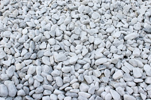 Kamenclub.ru: Мраморная крошка (щебень галтованный белый) фр.10-20 мм.  купить в Мариуполе мрамор белый, молочный, айвори окатанный округлый декоративный ландшафтный щебень 17000 руб/т   фото КАМЕНЬ КЛУБ