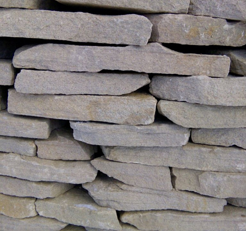 Kamenclub.ru: Песчаник пластушка светло-серый (3,0 см)  купить в Мариуполе песчаник светло-серый, серый песчаник рваный ландшафтный колотый 13800 руб/м3   фото КАМЕНЬ КЛУБ