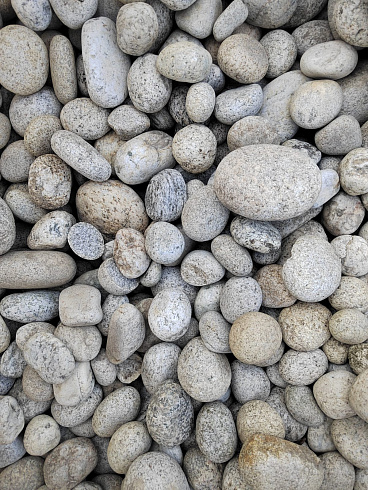 Kamenclub.ru: Галька речная окат (серо-белая) фр. 70-120 мм купить  в Мариуполе галька галечник бело-серая, серо-белая, серая, белая речная природная галька  8000 руб/т   фото КАМЕНЬ КЛУБ