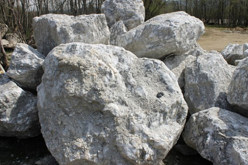 Kamenclub.ru: Мраморизированный известняк фр.500-1500 мм.  купить в Мариуполе    10000 руб/т   фото КАМЕНЬ КЛУБ