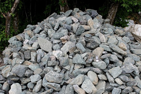 Kamenclub.ru: Гранит скальник (серо-зеленый) фр. 100-500 мм.  купить в Мариуполе гранит зеленый, серый, салатовый крупный ландшафтный валун 6 000 руб/т   фото КАМЕНЬ КЛУБ