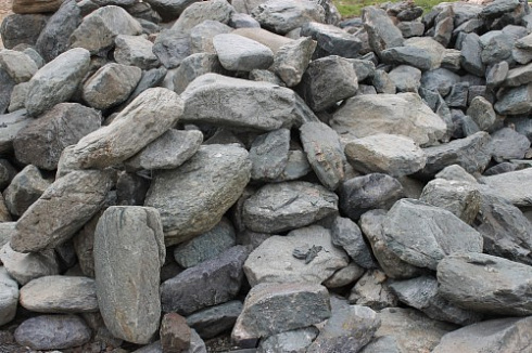 Kamenclub.ru: Гранит скальник (серо-зеленый) фр. 100-500 мм.  купить в Мариуполе гранит зеленый, серый, салатовый крупный ландшафтный валун 6 000 руб/т   фото КАМЕНЬ КЛУБ