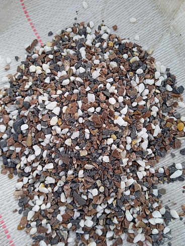 Kamenclub.ru: Мраморная крошка (щебень галтованный микс:белый-черный-розовый-медовый) фр.5-10 мм.  купить в Мариуполе мрамор белый, медовый, черный, розовый мраморный галтованный щебень декоративный ландшафтный 15500 руб/т   фото КАМЕНЬ КЛУБ