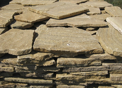 Kamenclub.ru: Песчаник пластушка желтый с рисунком (3 см)  купить в Мариуполе песчаник желтый с рисунком, рыжий, желтый песчаник пластушка ландшафтная рваная 8 500 руб/м3   фото КАМЕНЬ КЛУБ