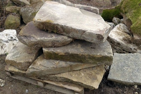 Kamenclub.ru: Песчаник плиты - плахи - пошаговые дорожки (фр. 70-150 мм)  купить в Мариуполе песчаник серый бежевый желтый зеленый колотый песчаник строительный 6500 руб/т   фото КАМЕНЬ КЛУБ