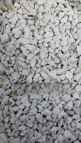 Kamenclub.ru: Мраморная крошка, щебень, цвет-белый, фр. 10-20 мм.  купить в Мариуполе мрамор белый, молочный айвори каменная ландшафтная декоративная крошка шебня 12000 руб/т   фото КАМЕНЬ КЛУБ