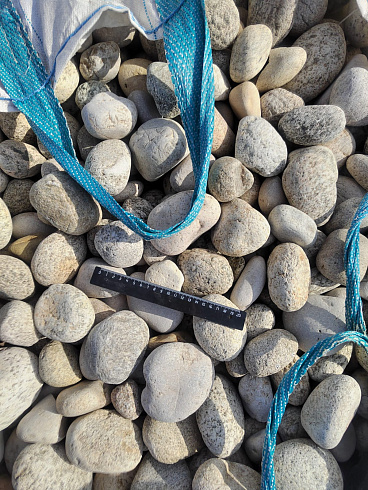 Kamenclub.ru: Галька речная окат (серо-белая) фр. 70-120 мм купить  в Мариуполе галька галечник бело-серая, серо-белая, серая, белая речная природная галька  8000 руб/т   фото КАМЕНЬ КЛУБ