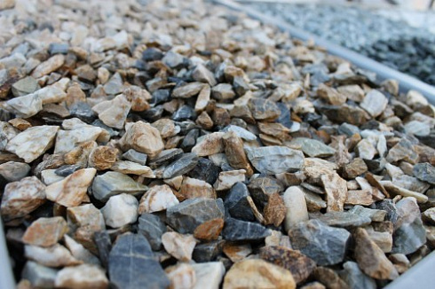 Kamenclub.ru: Мраморная крошка (щебень крошка медовый), фр. 10-20 мм.  купить в Мариуполе песчаник бежевый, серый каменная ландшафтная крошка  12000 руб/т   фото КАМЕНЬ КЛУБ