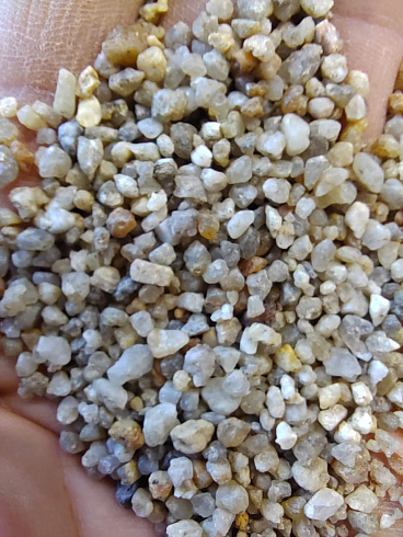 Кварцевый песок для площадок фр. 2-5 мм.  купить в Мариуполе фото Камень Клуб