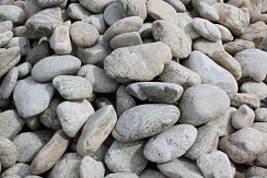 Kamenclub.ru: Бело-серый валунчик фр.100-300 мм.  купить в Мариуполе крупный камень для ландшафта серый, белый бело-серый валун крупная галька 4500 руб/т   фото КАМЕНЬ КЛУБ