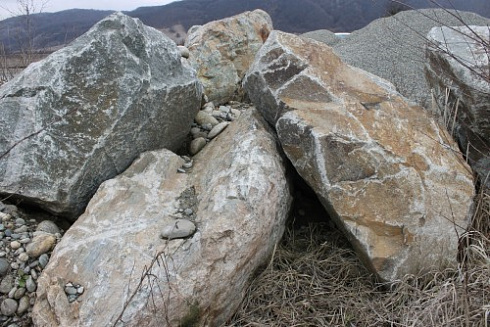 Kamenclub.ru: Гранит скальник (серо-зеленый) фр. 500-1500 мм.  купить в Мариуполе гранит мрамор  серый зеленый темно-серый глыба скальная колотая ландшафтная 7 500 руб/т   фото КАМЕНЬ КЛУБ