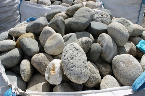 Kamenclub.ru: Речной валун (Ассорти) фр.100-300 мм.  купить в Мариуполе галечник серый, темно-серый, светло-серый речная галька крупных размеров 4200 руб/т   фото КАМЕНЬ КЛУБ