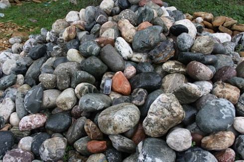 Kamenclub.ru: Ландшафтные валунчики фр.100-500 мм.  купить в Мариуполе крупный природный камень серый, темно-серый, светло-серый речной валун крупный 4800 руб/т   фото КАМЕНЬ КЛУБ