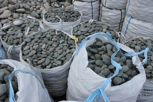 Kamenclub.ru: Темно-серый валунчик фр.100-300 мм.  купить в Мариуполе крупный природный камень серый, темно-серый, светло-серый речная галька большого размера окатанная 4500 руб/т   фото КАМЕНЬ КЛУБ