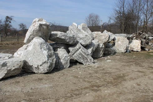 Kamenclub.ru: Мраморизированный известняк фр.500-1500 мм.  купить в Мариуполе    10000 руб/т   фото КАМЕНЬ КЛУБ