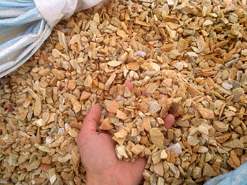 Kamenclub.ru: Щебень крошка желтый (ЗЛАТОЛИТ) фр. 10-20 мм.  купить в Мариуполе златолит бежевый, золотистый, желтый каменная декоративная крошка щебня златолита 10800 руб/т   фото КАМЕНЬ КЛУБ