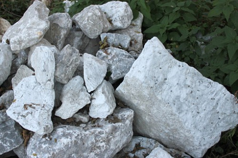 Kamenclub.ru: Мраморизированный известняк фр. 100-500 мм.  купить в Мариуполе известняк серый белый темно-серый сероватый валун природного образования окатанный 10500 руб/т   фото КАМЕНЬ КЛУБ