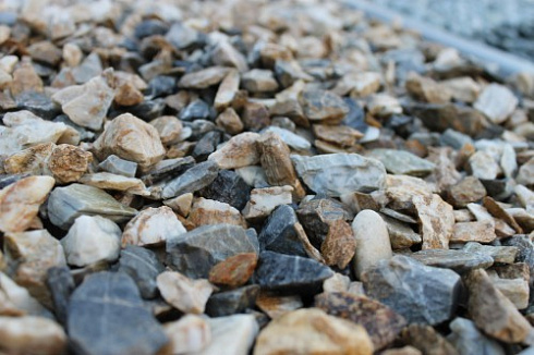 Kamenclub.ru: Мраморная крошка (щебень крошка медовый), фр. 10-20 мм.  купить в Мариуполе песчаник бежевый, серый каменная ландшафтная крошка  12000 руб/т   фото КАМЕНЬ КЛУБ