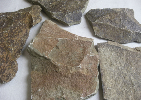 Kamenclub.ru: Песчаник пластушка "фонтанка" серо-зеленая (3,0-5,0 см)  купить в Мариуполе песчаник серо-зеленая колотые плитки облицовочные пластушки 11400 руб/м3   фото КАМЕНЬ КЛУБ