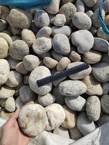 Kamenclub.ru: Галька речная окат (серо-белая) фр. 70-120 мм купить  в Мариуполе галька галечник бело-серая, серо-белая, серая, белая речная природная галька  8000 руб/т   фото КАМЕНЬ КЛУБ